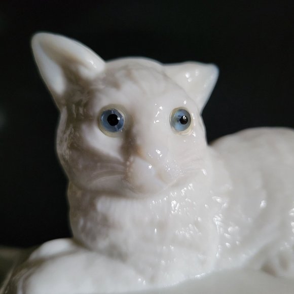 Vtg Westmoreland Milk Glass Cat Covered Dish Lattice Edge, Vtg Milk Glass Cat - Picture 2 of 9